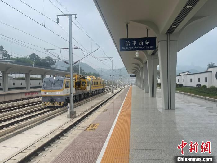 图为联调联试确认列车赣深高铁终到定南南站.毛文东 摄