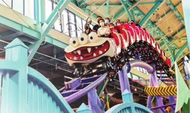 图为小黄人乐园区域的"萌转过山车"功夫熊猫盖世之地主题景区的"灯影