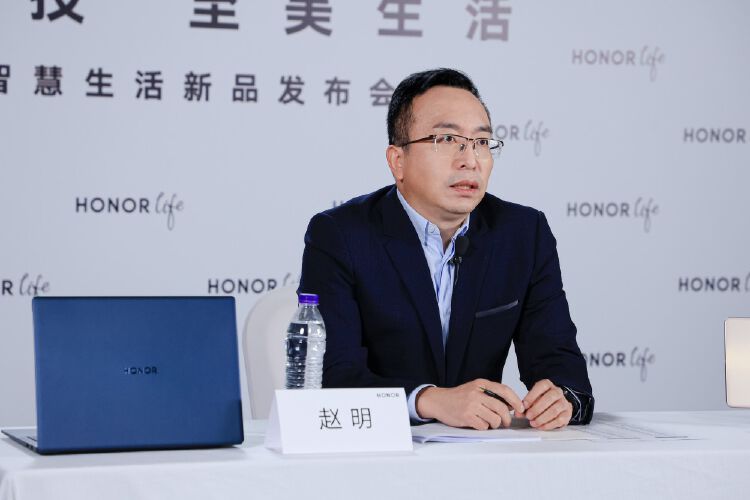 会后,荣耀ceo赵明接受了包括深圳商报等媒体采访,分享了在新品研发