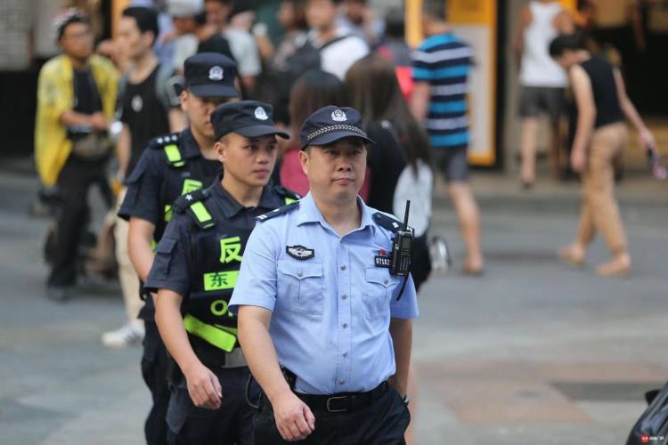 深圳东门派出所社区警长高华国庆期间提高东门老街群防群治能力