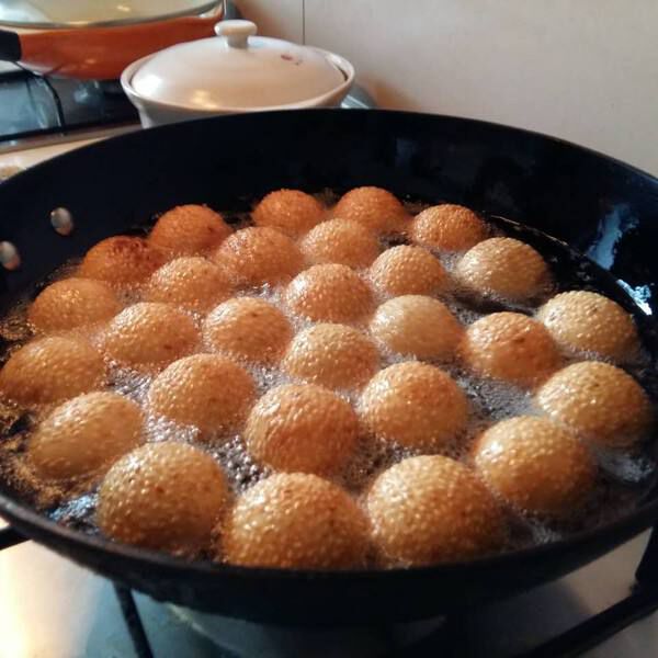 一起上天朝觐玉帝老爷,各家各户借机做煎果交由灶王爷带去献给玉帝