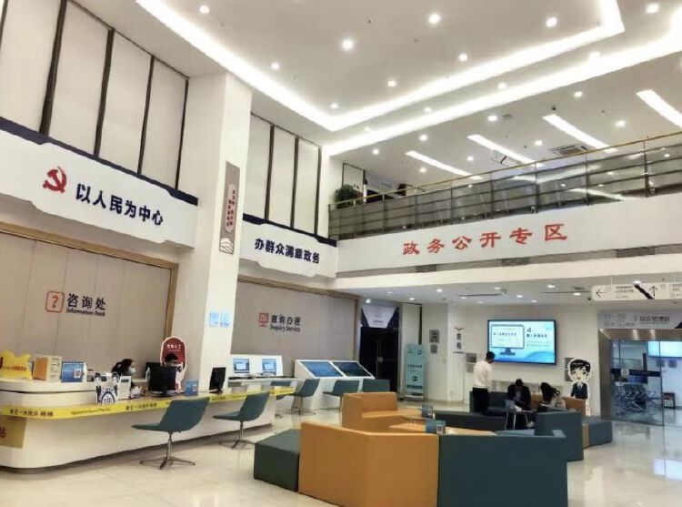 龙华区6个街道大厅和12个社区政务公开专区集中启用,初步建成了区