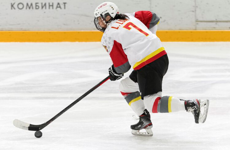 福田冰球运动员首次出征冬奥_读创客户端