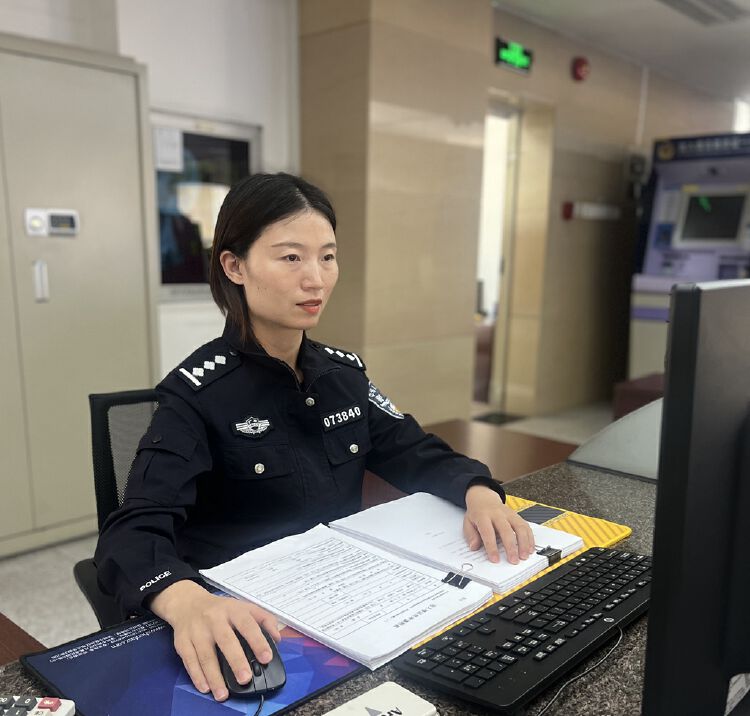 刚调入出入境管理大队时,李丹是在窗口为群众办理证件业务.