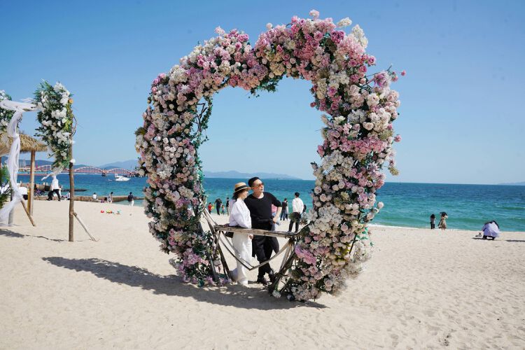 清明假期游客在深圳玫瑰海岸逐波踏浪_读创客户端