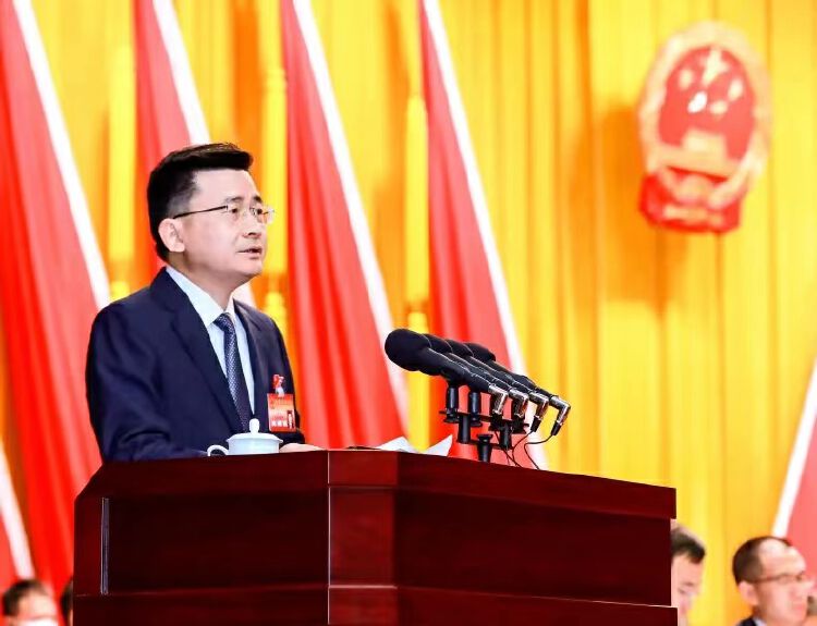 4月19日,在深圳龙岗区七届人大二次会议上,龙岗区长王策飞在作政府