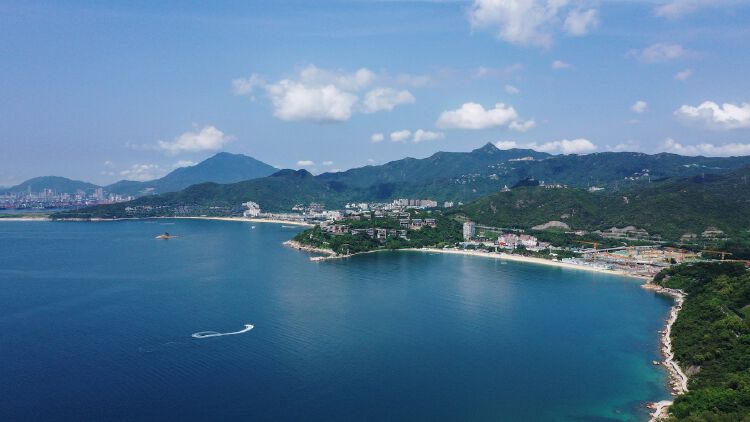 小梅沙沙滩规划为浴场型沙滩,应与相邻陆域规划建设小梅沙海滨公园,并