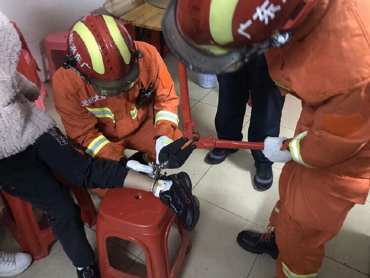 "熊孩子"被手铐"铐"住了,消防员现场破拆救援_读创客户端