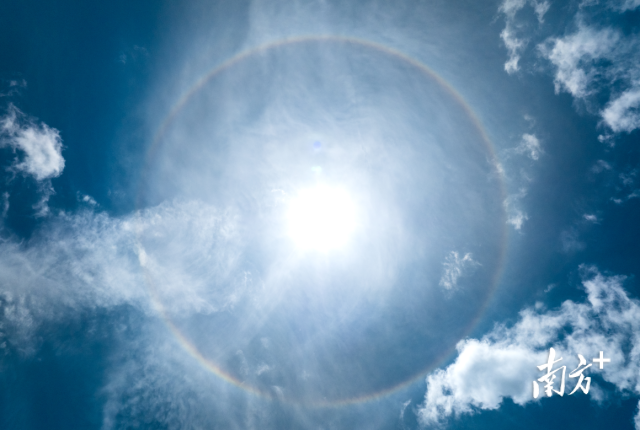 日晕,是一种大气光学现象,是日光通过卷层云时,受到冰晶的折射或反射