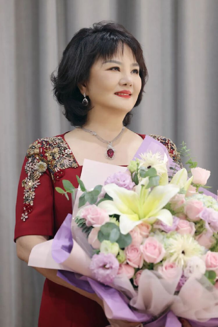 深圳歌唱家徐霞献唱湖南,醇厚甘甜的歌声响彻湖湘大地_读创客户端