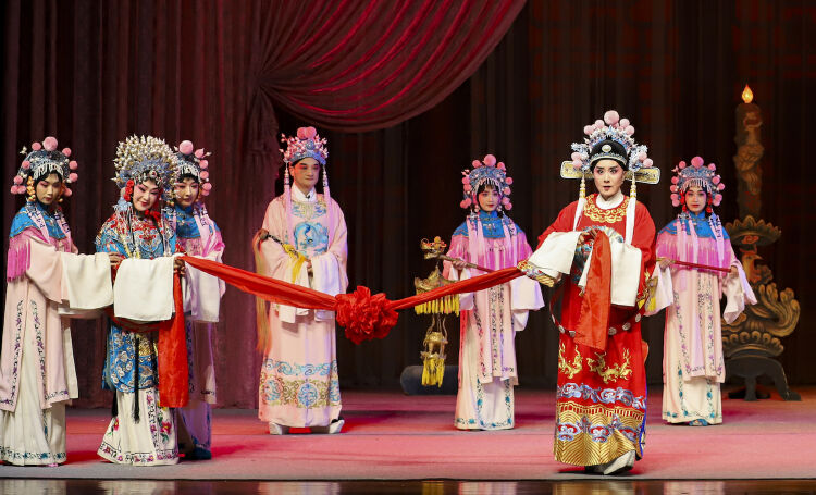 "为救李郎离家园……"黄梅戏《女驸马》再次唱响经典唱段_读创客户端