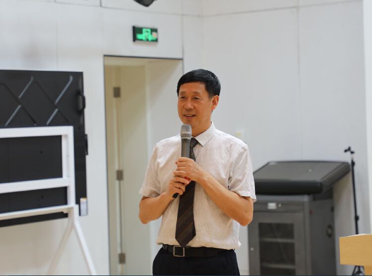 读创--【原创】退休老校长吴希福到海岸小学开讲座:把握四条成长线,为