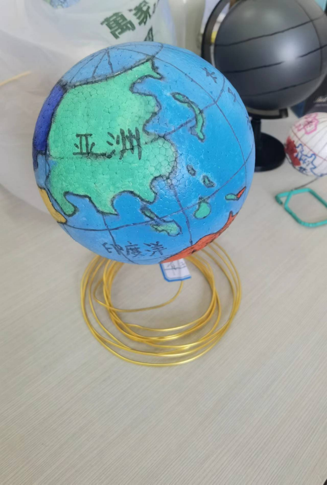 七年级地理学科实践具体测评项目是自选材质制作简易地球仪,八年级