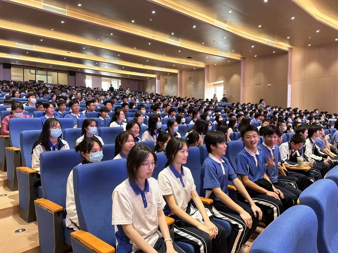 深圳市聚龙科学中学开展新学期心理健康教育讲座,帮助学生调适情绪