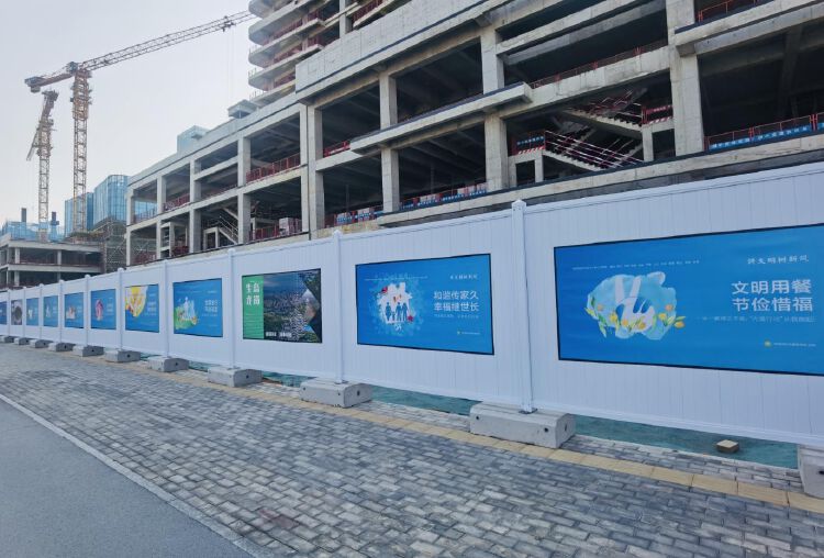 公益广告走进龙城街道建筑工地,围挡成为靓丽风景线_读创客户端