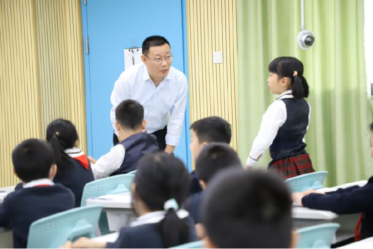 锦龙小学邀请华中师范大学郑旭东教授到校授课,推动人工
