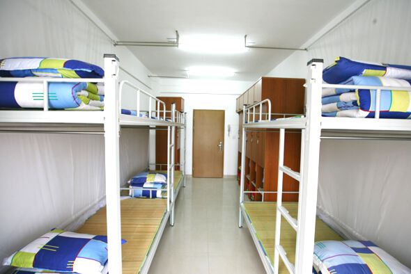 走进宿舍,整洁温馨,清晨的鸟鸣唤醒青春的力量.