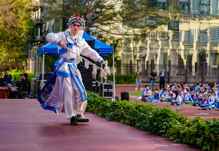 珠海市粵劇團帶來精彩演出花鼓戲,是全國地方戲曲中同名最多的劇種.