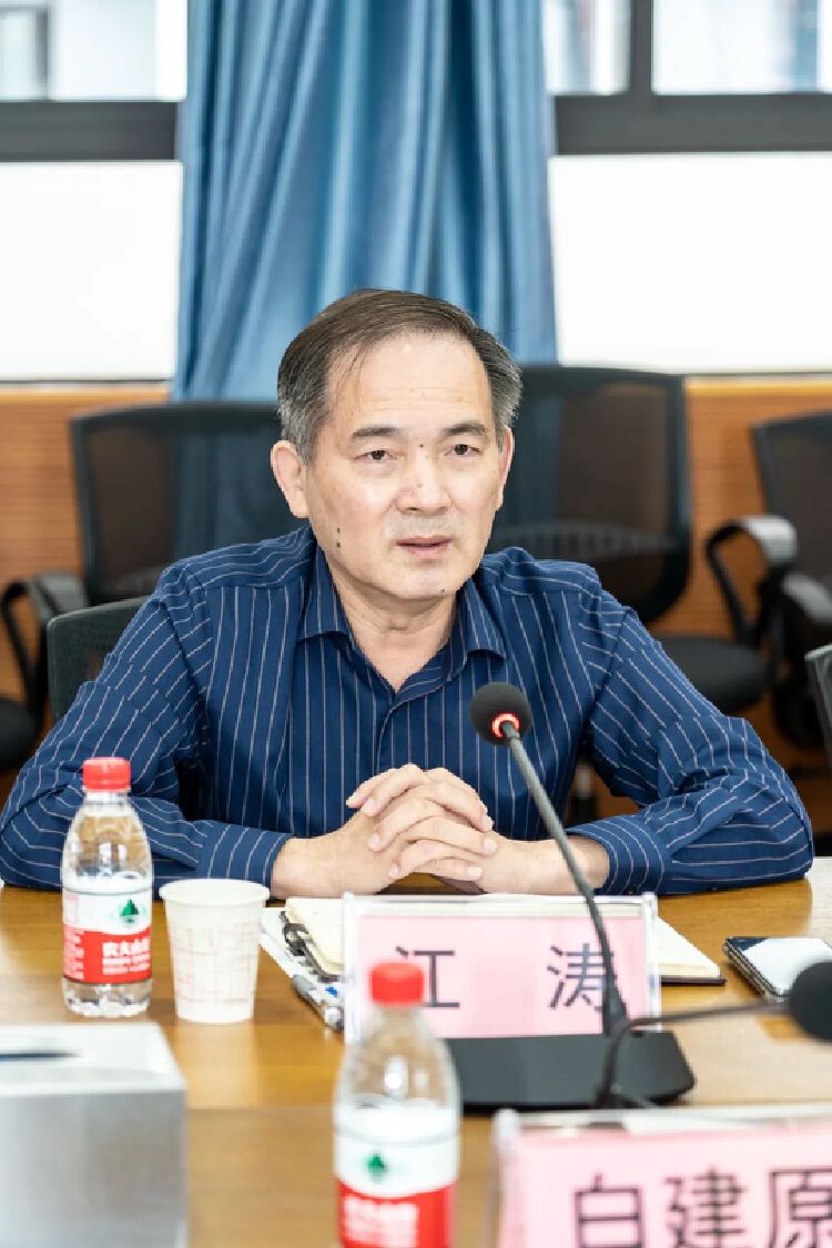 江涛向新博士老师们表达了诚挚的谢意,他说:"各位博士老师们报名参加